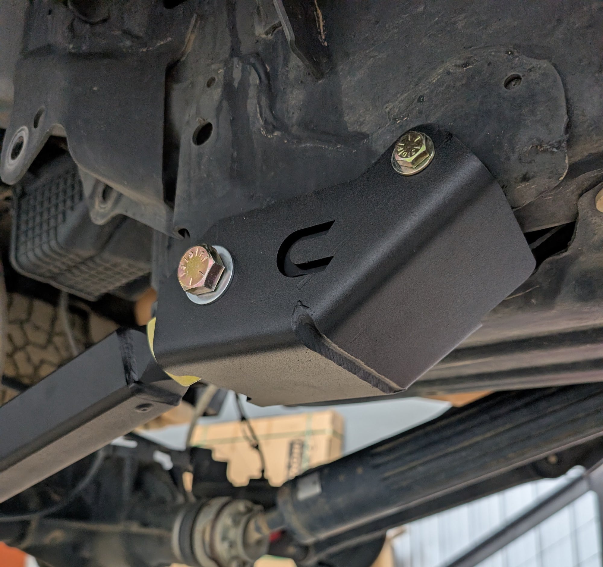 COR-4110010_0-COR Jeep Gladiator Rear Lower Control Arm Bracket Skid Plate (2020+, JT) - الصورة 1