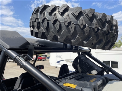 رف إطار احتياطي بولاريس RZR XP 1000 طراز 2024-Up أسود لجهاز 2 مقاعد من تيب أداء