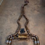 2019-2025 BMW G42، M240i 3.0 لتر عادم خلفي كامل من التيتانيوم بنسبة 5 من الدرجة مع أطراف سحب من ألياف الكربون بقطر 4.0 بوصة من Valvetronic Designs.
