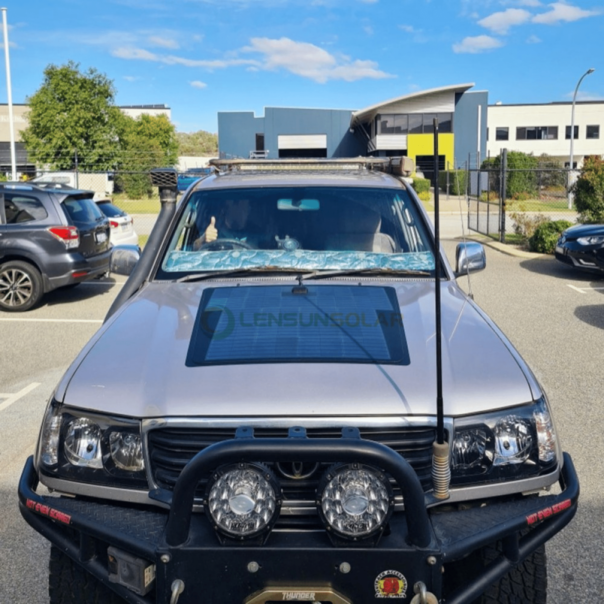 5d85d5ec-f1ae-4d0a-a68f-c7ffa0ac0089.png Toyota Land Cruiser 105 Series LensunSolar 100W 12V Car Hood Solar Panel - الصورة 1